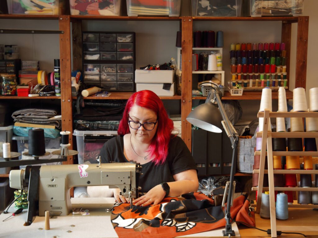 RoseMiu's House Eko-ompelimo. Vaatteiden muokkaus ja korjausompelu. Kuva Sarista ompelemassa.
