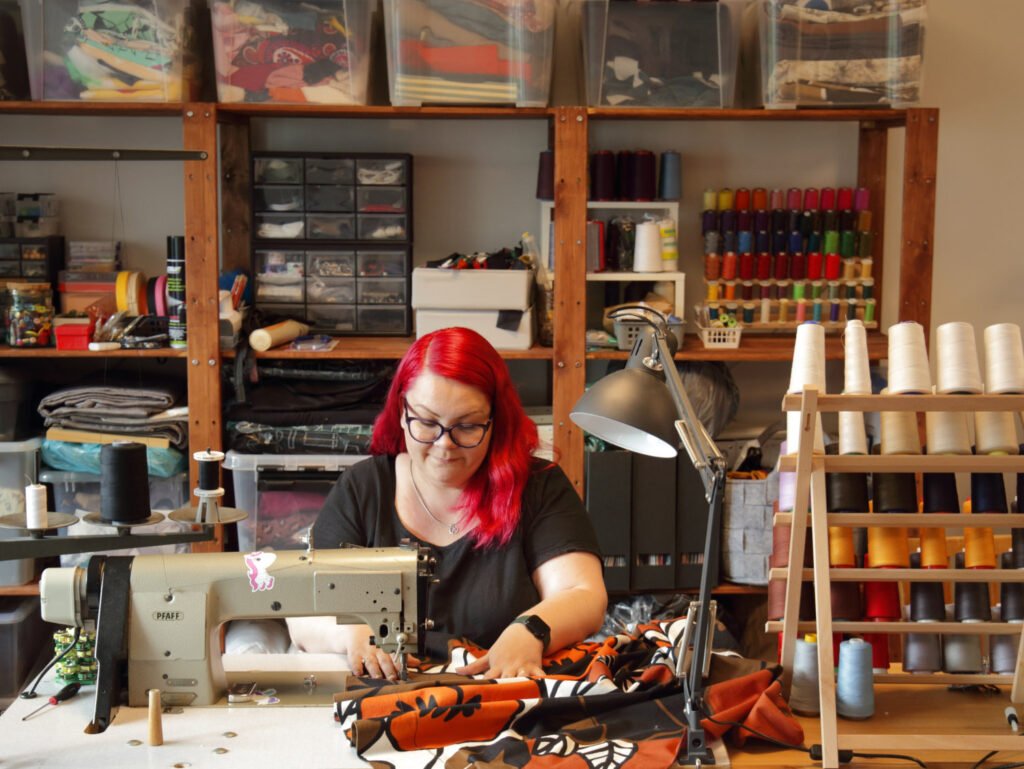 RoseMiu's House Eko-ompelimo. Vaatteiden muokkaus ja korjausompelu. Kuva Sarista ompelemassa meistä sivulla.