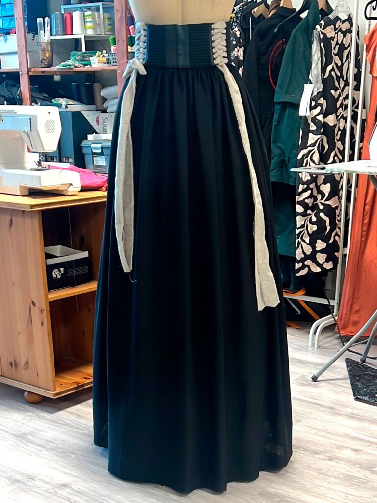 RoseMiu's House Eko-ompelimo mittatilaustyönä ommeltu hääpuku