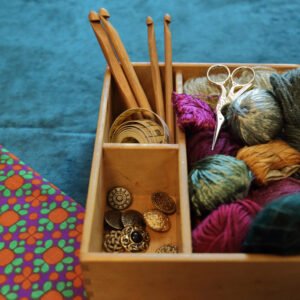 RoseMiu's House Eko-ompelimo taustakuva nappeja, virkkukoukkuja ja lankoja